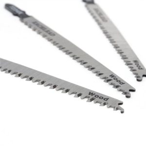 What do jigsaw blade teeth control in a clean wood cut?